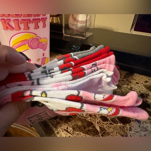 Hello Kitty Pink Tumbler and Socks Set - Picture 3 of 3
